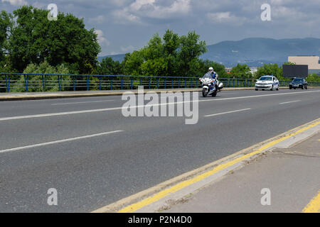 ZAGREB, CROATIE, 06/07/2018 : la police croate, moto et les voitures qui circulent sur la route Banque D'Images