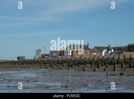 Marée basse à la recherche d'Agrégats à Brett, Whitstable Kent Banque D'Images