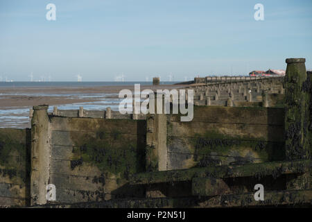 Les brise-lames avec le parc éolien dans la distance, Whitstable Kent Banque D'Images