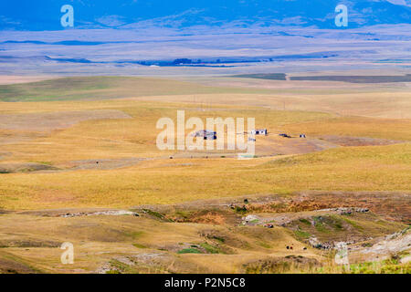 Les prairies et Montana hay agriculture et l'élevage avec le Rocky Mountain/juste au sud du Parc National de Glacier dans le Montana. Banque D'Images