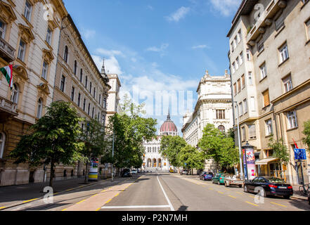 Street view avec le Parlement à Budapest Banque D'Images