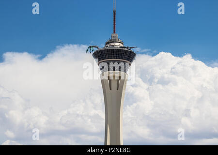 Las Vegas - Circa Juillet 2017 : Stratosphere Las Vegas, la plus haute tour d'observation autonomes aux Etats-Unis en face de nuages et un ciel bleu III Banque D'Images