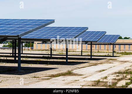 Panneaux solaires thermiques télévision fournissant de l'ombre dans un lot patking. De nombreuses entreprises sont l'installation de sources d'énergie renouvelables afin de réduire leur empreinte carbone JE Banque D'Images