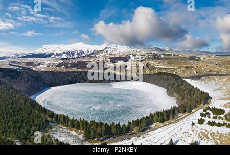 France, Puy-de-Dôme, Besse et Saint Anastaise, Parc Naturel Régional des Volcans d'Auvergne, Cezallier, Le Lac Pavin, maar volcanique (vue aérienne) Banque D'Images