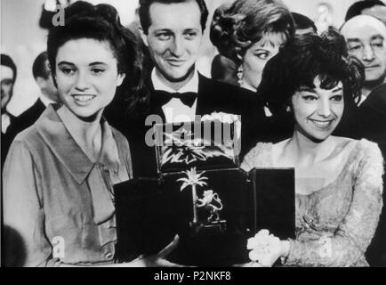 . La chanteuse italienne Gigliola Cinquetti et Belgian-Italian Patricia Carli célébrer la victoire avec la chanson non ho l'età lors du 14ème Festival de Sanremo, 1 février 1964. Cinquetti finalement a également remporté le concours de chant européen deux mois plus tard, à Copenhague, au Danemark. 1 février 1964. Blackcat 79 Sanremo 1964 Gigliola Cinquetti Patricia Carli Banque D'Images