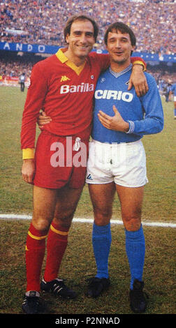 . Italiano : Napoli, stadio San Paolo, 16 dicembre 1984. Il giallorosso Francesco Graziani (a sinistra) e l'azzurro Daniel Bertoni (a destra) posano derby prima del del Sole tra Napoli e Roma (1-2) valevole per la 12ª giornata del Campionato Italiano di Serie A 1984-1985. 16 décembre 1984. Inconnu 82 Serie A 1984-1985, Napoli-Roma, Graziani e Bertoni Banque D'Images