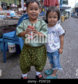 Les enfants en Thaïlande. Frère et soeur avec jeune garçon habillé en costume traditionnel Banque D'Images