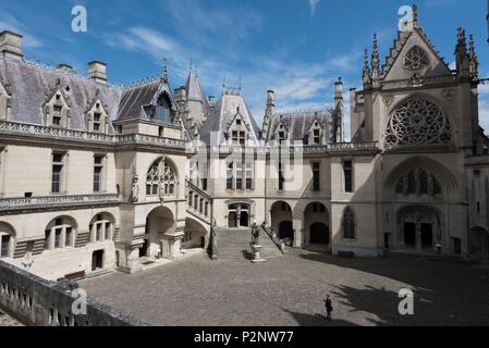 La France, l'Oise, Pierrefonds, château construit au 14e siècle par Louis d'Orléans et rénové par Viollet le Duc au xixe siècle, cour Banque D'Images