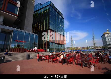 Pays-bas, Province de la Hollande du Nord, Amsterdam, terrasses de restaurants près de l'NEMO Musée de l'architecte Renzo Piano à Oosterdokskade Banque D'Images