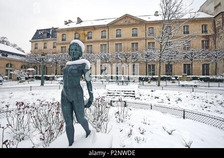 France, Paris, quartier du Marais, George Cain jardin avec la statue d'Aurore par Laurent Magnier et la façade de l'hôtel (hôtel particulier) Le Pelletier de Saint Fargeau appartenant au musée Carnavalet Banque D'Images