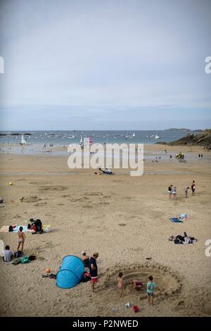 La France, de l'Ille et Vilaine, Côte d'Emeraude, château de sable, les familles, les baigneurs et les promeneurs sur la plage principale de Saint Lunaire Banque D'Images