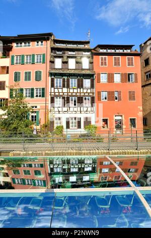 La France, Bas Rhin, Strasbourg, vieille ville classée au Patrimoine Mondial de l'UNESCO, du quartier de la Petite France, verrou sur l'Ill vers le Quai des Moulins Banque D'Images