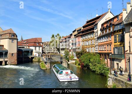 La France, Bas Rhin, Strasbourg, vieille ville classée au Patrimoine Mondial de l'UNESCO, du quartier de la Petite France, verrou sur l'Ill vers le Quai des Moulins Banque D'Images