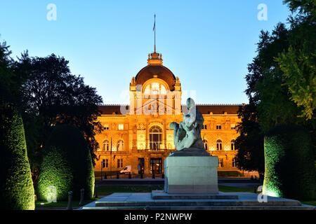 La France, Bas Rhin, Strasbourg, quartier Neustadt datant de la période allemande inscrite au Patrimoine Mondial de l'UNESCO, Place de la République, le Palais du Rhin (ancien Kaiserpalast) et monument aux morts, une mère tient son fils mort deux, l'un regarde au-dessus de la France et de l'autre regarde au-dessus de l'Allemagne Banque D'Images