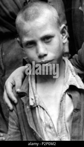 . Anglais : little boy napolitaine à l'Albergo dei Poveri reformatory 1948 . 10 mars 1948, 17:02:14. David Seymour 48 petit garçon à l'Albergo dei Poveri reformatory, Naples (rognée) - 1948 Banque D'Images