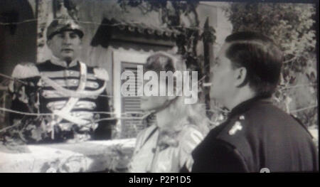 . Italiano : Renato Rascel, Claudia Mori e Tino Buazzelli dans una scena del film 'Il Corazziere' del 1960. Regia di Camillo Mastrocinque. 18 août 2013, 12:10:36. Francescosaverio50 75 Renato Rascel, Claudia Mori e Tino Buazzelli dans una scena del film "La Beaujoire" Banque D'Images