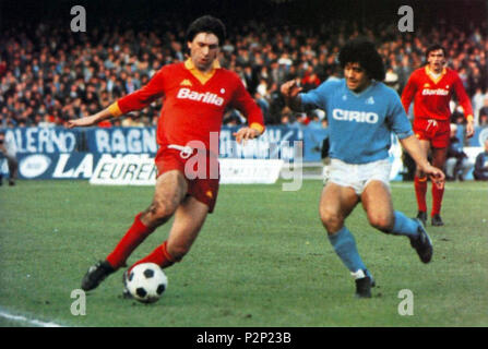 . Italiano : Napoli, stadio San Paolo, 16 dicembre 1984. Il centrocampista giallorosso Carlo Ancelotti a sinistra) e il fantasista azzurro Diego Armando Maradona a destra) dans azione nel corso del derby del Sole tra Napoli e Roma (1-2) valevole per la 12ª giornata del Campionato Italiano di Serie A 1984-1985. 16 décembre 1984. Inconnu 82 Serie A 1984-1985 - SSC Napoli v AS Roma - Ancelotti, Maradona Banque D'Images