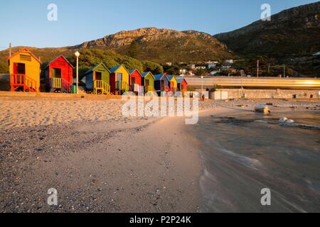 L'Afrique du Sud, Western Cape, train passant près de cabines colorées de Kalk Bay Beach à Cape Town Banque D'Images