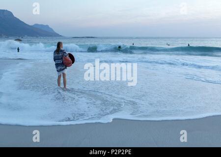 L'Afrique du Sud, Western Cape, Coucher de Walker sur la plage de Camps Bay Banque D'Images