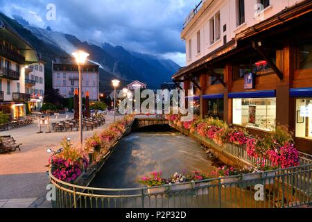 France, Haute Savoie, Chamonix ville traversée par l'Arve et le Mont Blanc (4810m) Banque D'Images