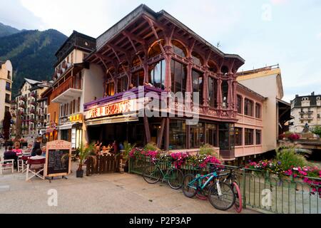 France, Haute Savoie, Chamonix ville traversée par l'Arve Banque D'Images