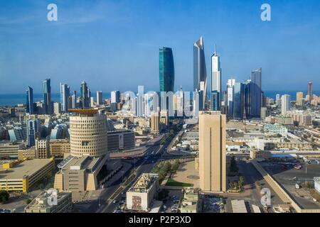 Le Koweït, le golfe Persique, le Koweït City, AL Hamra tower en arrière-plan et de premier plan à tour Kipco à Central Business District Banque D'Images