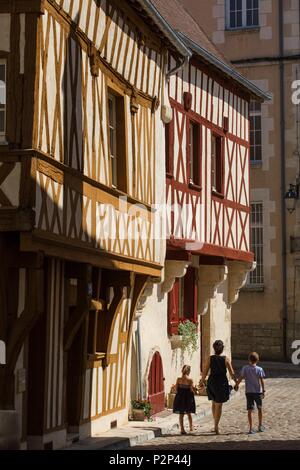 La France, l'Yonne, région du Morvan, Avallon, Belle maison à colombages dans le centre-ville historique d'Avallon Banque D'Images