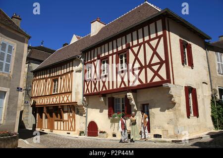 La France, l'Yonne, région du Morvan, Avallon, Belle maison à colombages dans le centre-ville historique d'Avallon Banque D'Images