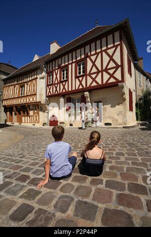 La France, l'Yonne, région du Morvan, Avallon, les enfants de regarder un spectacle de rue en face d'une magnifique maison à colombages dans le centre historique de la ville Banque D'Images