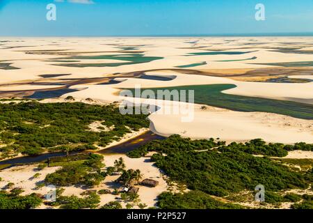 Brésil, Maranhao, Parc National Lencois Maranhenses, dunes de sable et les lagons (vue aérienne) Banque D'Images