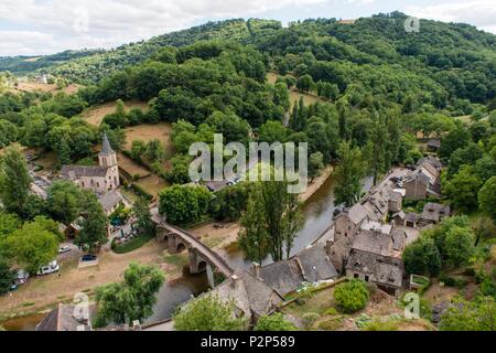 La France, l'Aveyron, Belcastel, étiqueté Les Plus Beaux Villages de France (les plus beaux villages de France), l'étape sur le chemin de Saint Jacques de Compostelle, village Banque D'Images