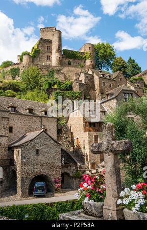 La France, l'Aveyron, Belcastel, étiqueté Les Plus Beaux Villages de France (les plus beaux villages de France), l'étape sur le chemin de Saint Jacques de Compostelle, village et château Banque D'Images