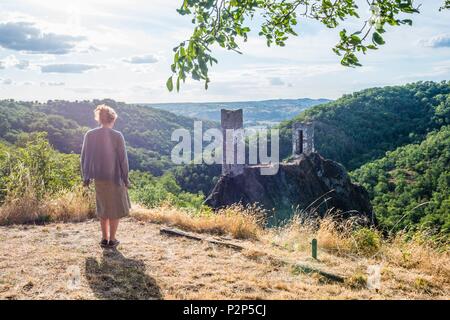 La France, l'Aveyron, Peyrusse le Roc, étape sur le chemin de Saint Jacques de Compostelle, les ruines du village médiéval, château inférieur Banque D'Images