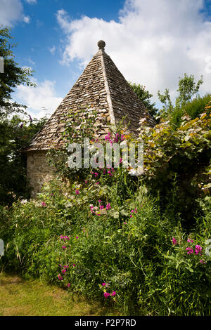 Royaume-uni, Angleterre, Oxfordshire, Kelmscott Manor, William Morris' accueil, jardin, pyramide de l'extérieur du toit en pierre Banque D'Images