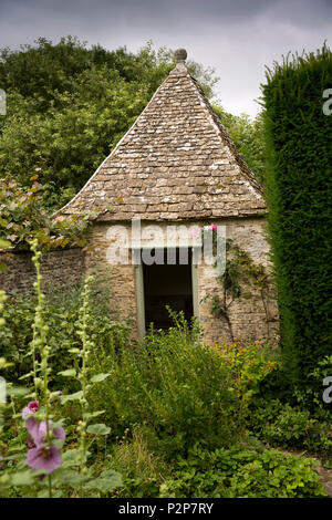 Royaume-uni, Angleterre, Oxfordshire, Kelmscott Manor, William Morris' la maison, le jardin, l'extérieur avec toit en pierre pyramide privé Banque D'Images