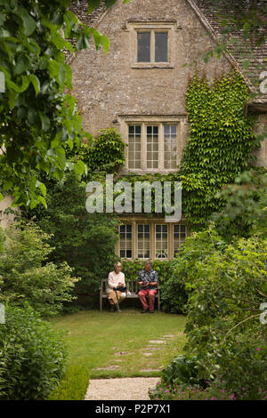 Royaume-uni, Angleterre, Oxfordshire, Kelmscott Manor, William Morris' accueil, les visiteurs de vous détendre sur place dans dans le jardin arrière Banque D'Images