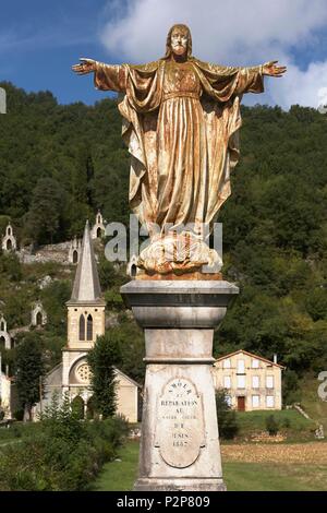 La France, l'Ariège, Le Mas d'Azil, La Statue du Christ en face de l'église de Raynaude et son chemin de croix Banque D'Images