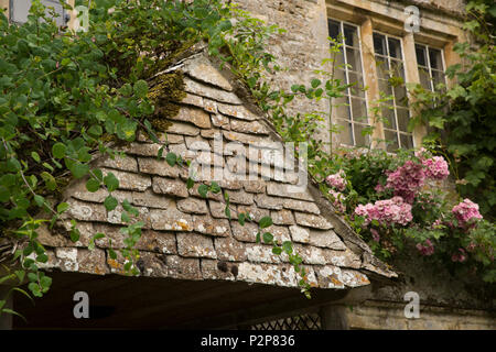 Royaume-uni, Angleterre, Oxfordshire, Kelmscott Manor, William Morris' home, sol carrelé en pierre/porche d'entrée Banque D'Images