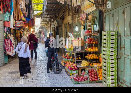 Israël, Jérusalem, la vieille ville au patrimoine mondial de l'UNESCO, le souk, le vendeur de fruits et légumes, l'homme de boire du jus de fruit sur son vélo Banque D'Images