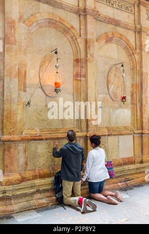 Israël, Jérusalem, la vieille ville au patrimoine mondial de l'UNESCO, l'église du Saint-Sépulcre, fidèles dans la contemplation et la prière devant l'édifice de la résurrection qui abrite le tombeau du Christ Banque D'Images