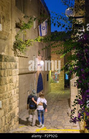 Israël, Tel Aviv, Jaffa la partie ancienne de la ville, allée menant à la brocante, couple d'amoureux Banque D'Images