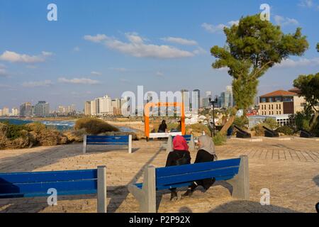 Israël, Tel Aviv, Jaffa la partie ancienne de la ville, terrasse belvédère surplombant la ville, deux femmes assises sur un banc Banque D'Images