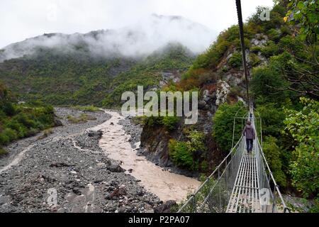 L'Azerbaïdjan, région Ismailli, pont suspendu au-dessus de la gorge de fleuve de Girdimanchai Banque D'Images