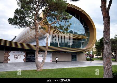 L'Azerbaïdjan, Bakou, enroulé en forme de musée de tapis tapis sur le bord de l'eau Banque D'Images