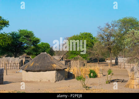 Maison traditionnelle, Kwando Village traditionnel au coucher du soleil, région du Zambèze, Namibie Banque D'Images