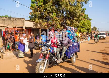 Le Burkina Faso, région Sud-Ouest, Gaoua, capitale de la province de Poni, jour de marché, taxi Banque D'Images