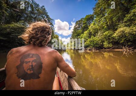 France, Guyane, Kourou, Camp Canopee, navigation sur le fleuve de Kourou dans une pirogue traditionnelle au Camp Canopee Banque D'Images