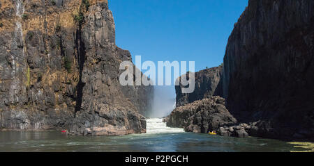 Les touristes rafting au bas de Victoria Falls au Zimbabwe Banque D'Images