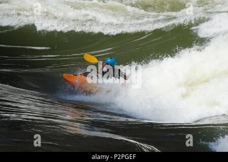 L'eau blanche tourisme kayak au bas de Victoria Falls au Zimbabwe Banque D'Images