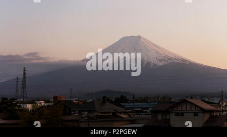 Vue magnifique sur le Mont Fuji et ses environs au coucher du soleil à partir de la préfecture de Yamanashi, Japon Banque D'Images